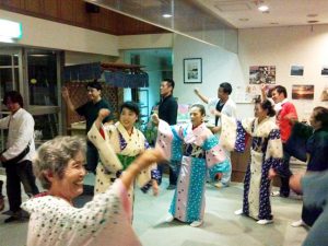 家島のおばちゃん達と盆踊り体験