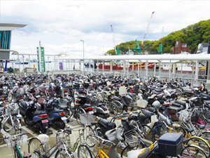 真浦港から姫路に通う人のバイクや自転車